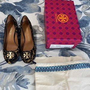 MULTI-LOGO LEOPARD PUMP